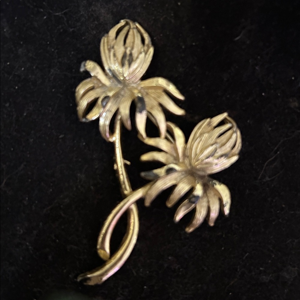 Gold Tone Dandelion Brooch
